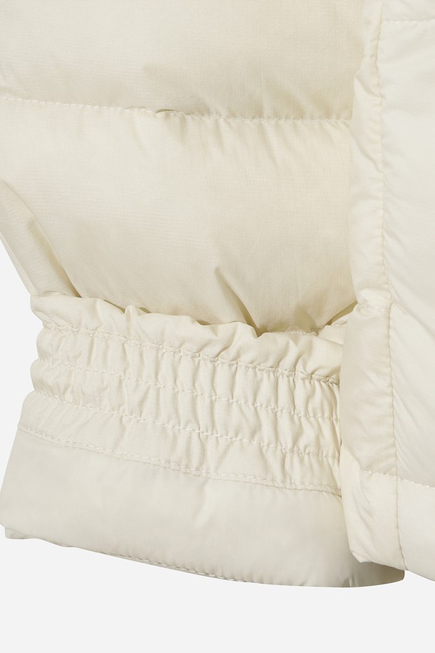 여성) 글린트 D7 경량 다운 재킷(IVORY)은 겨울철 따뜻함과 스타일을 동시에 만족시키는 필수 아이템입니다. 미니멀하고 베이직한 디자인에 아이보리 컬러가 더해져 어떤 옷에도 쉽게 매치할 수 있습니다. 가볍고 부드러운 나일론 소재를 사용하여 편안한 착용감을 선사하며, 레귤러 핏으로 제작되어 활동성을 높였습니다. 숏패딩 스타일의 두꺼운 두께감과 긴 소매, 집업 여밈 방식으로 보온성을 극대화한 제품입니다. 경량 다운 충전재와 안감 패딩으로 추운 날씨에도 따뜻하게 몸을 보호합니다.
