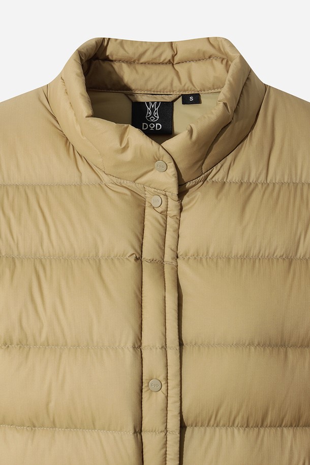 여성용 '글린트 D7' 경량 다운 재킷 (TAN)입니다. 가볍고 따뜻한 겨울을 위한 필수 아이템으로, 일상에서 편안하게 착용하기 좋습니다. 부드러운 촉감의 나일론 소재와 퀼팅, 패딩 디테일이 특징이며 레귤러 핏으로 제작되었습니다. 크롭 기장과 집업 스타일로 캐주얼하고 미니멀한 스타일을 연출하며, 긴 소매 디자인으로 보온성을 높였습니다. 톤 다운된 TAN 컬러는 어떤 룩에도 자연스럽게 어울립니다.
