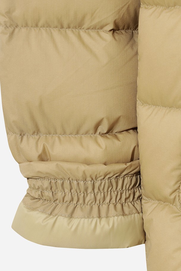 남성) 글린트 D7 경량 다운 재킷 (TAN)은 겨울철 일상과 여행 시, 미니멀하고 베이직한 스타일을 연출하기에 적합한 숏패딩입니다. 부드러운 촉감의 나일론 소재와 퀼팅 디자인이 특징이며, 경량 설계로 편안한 착용감을 제공합니다. 레귤러 핏과 집업 여밈 방식으로 제작되었으며, 톤 다운된 탄(TAN) 컬러는 다양한 스타일과 매치하기 용이합니다. 긴 소매 기장과 두꺼운 두께로 보온성을 높여 추운 날씨에도 따뜻하게 착용할 수 있습니다. 출근룩부터 캐주얼한 스타일까지, 폭넓게 활용할 수 있는 실용적인 다운 재킷입니다.
