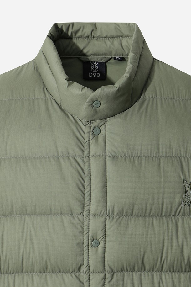 남성) 글린트 D7 경량 다운 재킷 (KHAKI)은 겨울철 캐주얼 및 스포티 스타일을 연출하기에 좋은 아이템입니다. 부드러운 촉감의 나일론 소재로 제작되어 가볍고 편안한 착용감을 제공하며, 퀄팅 디테일이 돋보이는 숏패딩 디자인입니다. 경량 소재와 뛰어난 보온성으로 한겨울에도 따뜻하게 입을 수 있으며, 오버핏으로 제작되어 트렌디한 스타일을 연출합니다. 집업 방식으로 간편하게 착용 가능하며, 카키 컬러의 무지 디자인으로 다양한 룩에 매치하기 용이합니다.
