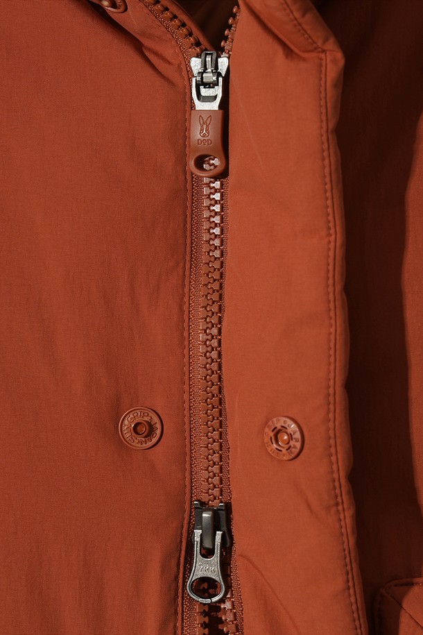 여성) 코나 하이웜 D7 베스트 다운(D.ORANGE)은 겨울철 추위를 막아주는 여성용 베스트입니다. 넉넉한 두께감과 부드러운 나일론 소재로 제작되어 편안한 착용감을 선사합니다. 캐주얼, 스포티, 미니멀 스타일 모두 소화 가능한 디자인으로, 일상 및 아웃도어 활동에 적합합니다. 하이웜 충전재와 집업, 포켓 디테일이 갖춰져 실용성을 더했습니다. 레귤러핏과 민소매 디자인으로 활동성을 높였습니다.
