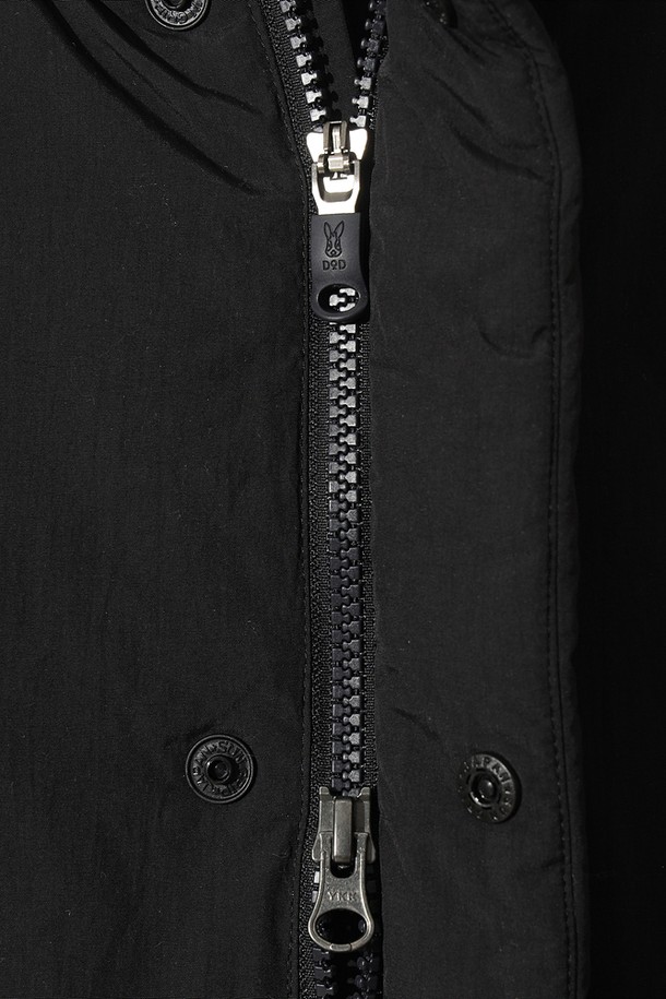 겨울철 일상 및 아웃도어 활동에 적합한 여성용 코나 하이웜 D7 베스트 다운(BLACK)입니다. 하이넥 디자인과 넉넉한 포켓 디테일이 돋보이며, 캐주얼 및 스포티한 스타일을 연출합니다. 가볍고 따뜻한 경량 패딩으로 제작되어 보온성을 높였으며, 부드러운 촉감의 나일론 소재를 사용하여 편안한 착용감을 제공합니다. 민소매 디자인으로 활동성을 더했으며, 레귤러핏으로 제작되어 다양한 스타일과 매치하기 좋습니다. 산책룩, 캠핑룩 등 다양한 TPO에 활용할 수 있는 실용적인 겨울 필수템입니다.
