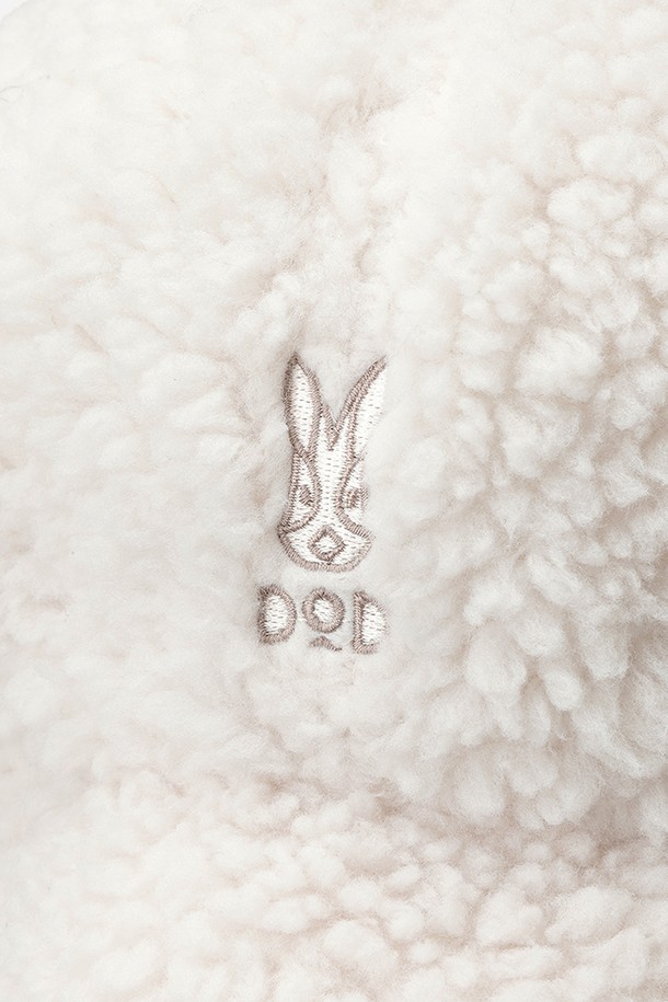 히트레스트 믹스퍼 플리스 트루퍼 캡(아이보리 다크)은 겨울철 추위를 막아줄 보온성에 중점을 둔 모자입니다. 부드러운 플리스와 퍼 소재를 사용하여 깊고 포근한 착용감을 제공하며, 귀덮개가 있어 찬 바람으로부터 얼굴을 보호합니다. 캡 디자인은 캐주얼, 미니멀, 클래식 스타일 모두에 잘 어울리며, 무지 디자인과 스트링 여밈으로 심플하면서도 실용적인 매력을 더합니다. 아이보리, 다크 컬러로 출시되어 다양한 겨울 스타일링에 활용하기 좋습니다.
