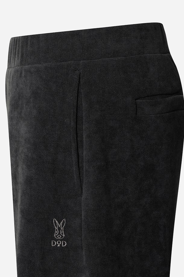 남성용 '스테이웜' 레귤러핏 스트레이트 팬츠(다크차콜 그레이)입니다. 겨울철 스포츠 활동과 일상생활 모두에 적합한 보온 기능을 갖춘 긴 바지입니다. 다크차콜 그레이 컬러와 무지 패턴으로 스포티하면서도 베이직한 스타일을 연출합니다. 레귤러핏과 스트레이트 핏으로 편안한 착용감을 제공하며, 출근룩과 피트니스룩에 모두 활용 가능합니다. 미니멀하고 캐주얼한 스타일을 선호하는 남성분들께 추천합니다.
