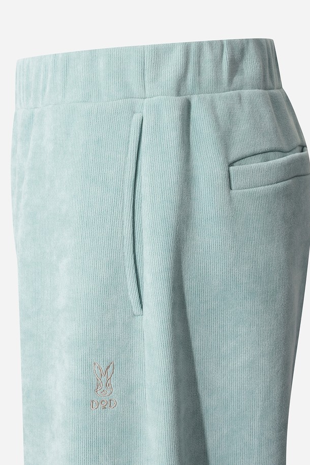 남성용 스테이웜 레귤러핏 스트레이트 팬츠(L.SKYBLUE)는 겨울철 스포츠 및 일상 활동에 적합한 보온 기능을 제공하는 긴 바지입니다. 라이트 스카이블루 색상의 무지 디자인으로, 스포티하고 베이직한 스타일을 연출합니다. 밴딩 처리된 허리 부분과 레귤러핏, 스트레이트 핏으로 편안한 착용감을 선사하며, 두꺼운 두께감으로 추운 날씨에도 따뜻함을 유지해 줍니다. 피트니스룩, 등산룩, 캠핑룩 등 다양한 TPO에 활용 가능한 미니멀하고 캐주얼한 스타일의 팬츠입니다.
