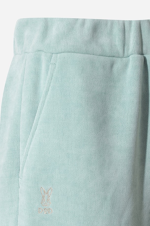 여성) 스테이웜 레귤러핏 스트레이트 팬츠(L.SKYBLUE)는 겨울철 스포츠 및 일상생활에서 따뜻하게 착용할 수 있는 긴바지입니다. 라이트 스카이 블루 컬러의 무지 디자인으로, 스포티, 미니멀, 캐주얼 스타일을 연출하기 좋습니다. 보온 기능을 갖춘 두꺼운 소재로 제작되었으며, 레귤러핏과 스트레이트 핏으로 편안한 착용감을 제공합니다. 밴딩 처리되어 활동성을 높였으며, 러닝룩, 피트니스룩, 등산룩 등 다양한 TPO에 활용할 수 있습니다.
