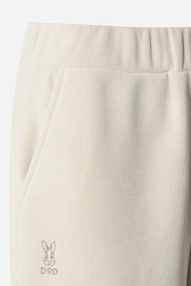 **여성) 스테이웜 레귤러핏 스트레이트 팬츠(IVORY DARK)**

겨울철 스포츠 및 일상에서 따뜻하게 착용 가능한 여성용 바지입니다. 아이보리 색상의 무지 디자인으로, 스포티하고 베이직한 스타일을 연출합니다. 레귤러핏과 스트레이트 핏으로 편안한 착용감을 제공하며, 두꺼운 두께감과 기모 안감으로 보온성을 높였습니다. 밴딩 처리되어 활동성을 더하며, 러닝룩, 피트니스룩, 등산룩 등 다양한 TPO에 활용 가능합니다. 캐주얼, 미니멀 스타일을 즐겨 입는 여성분들께 추천합니다.
