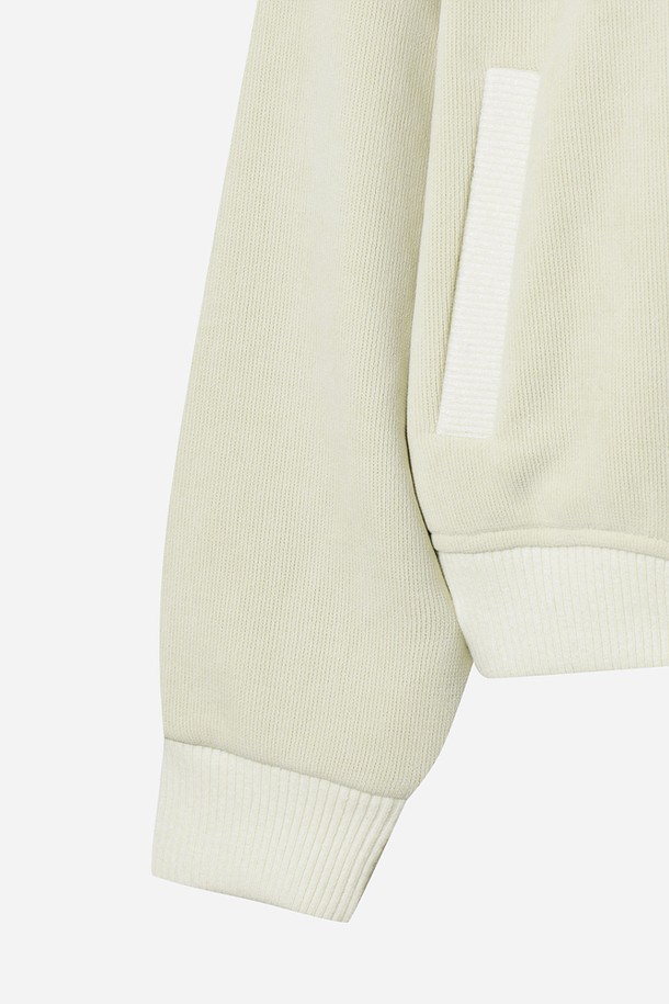 여성) 스테이웜 후드 집업 재킷(IVORY DARK)은 가을, 겨울철 일상 및 산책룩에 적합한 레귤러핏 후드 집업 자켓입니다. 부드러운 촉감과 두꺼운 두께로 보온성을 높였으며, 아이보리 색상의 무지 디자인으로 캐주얼, 스포티, 미니멀 스타일을 연출할 수 있습니다. 긴 소매와 후드 디테일이 특징이며, 집업 방식으로 간편하게 착용 가능합니다. 크롭 기장으로 트렌디한 스타일을 더했습니다.
