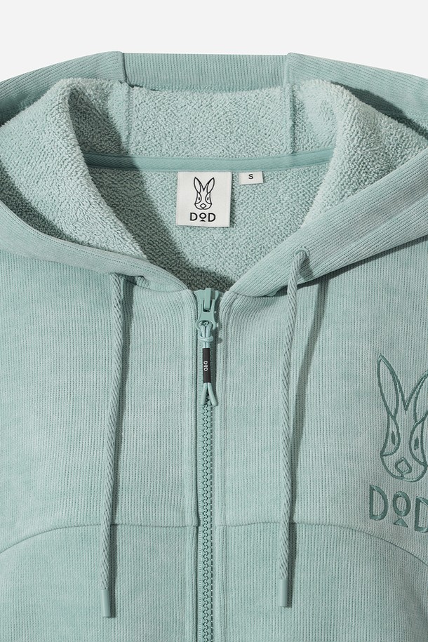 여성용 스테이웜 후드 집업 재킷(L.SKYBLUE)은 추운 겨울에도 따뜻하게 몸을 감싸주는 캐주얼 스타일의 아우터입니다. 부드러운 촉감의 폴리에스테르 소재로 제작되어 편안한 착용감을 선사하며, 두꺼운 두께감으로 보온성을 높였습니다. 라이트 스카이 블루 컬러와 무지 디자인이 어우러져 미니멀하면서도 세련된 분위기를 연출합니다. 긴 소매와 후드, 집업 여밈 방식은 활동성을 더하고 다양한 스타일링을 가능하게 합니다. 일상에서 편안하게 즐겨 입을 수 있는 실용적인 겨울철 필수 아이템입니다.
