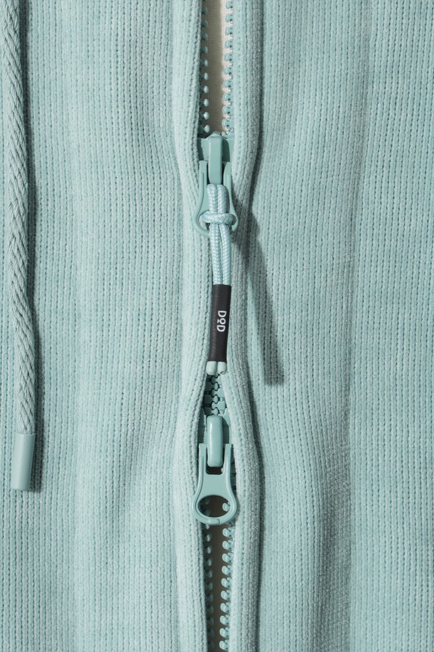 유니) 스테이웜 후드 집업 재킷(L.SKYBLUE)은 캐주얼, 스포티, 미니멀 스타일을 추구하는 유니섹스 고객을 위한 아우터입니다. 라이트 스카이블루 컬러의 무지 디자인으로, 가을, 겨울 시즌에 적합하며 일상, 캠핑룩, 등산룩에 활용하기 좋습니다. 두꺼운 두께감과 부드러운 촉감, 긴 소매 기장이 특징이며, 보온성을 위한 후드 타입의 집업 자켓입니다. 레귤러핏으로 편안하게 착용 가능하며, 뛰어난 보온 기능을 제공합니다.
