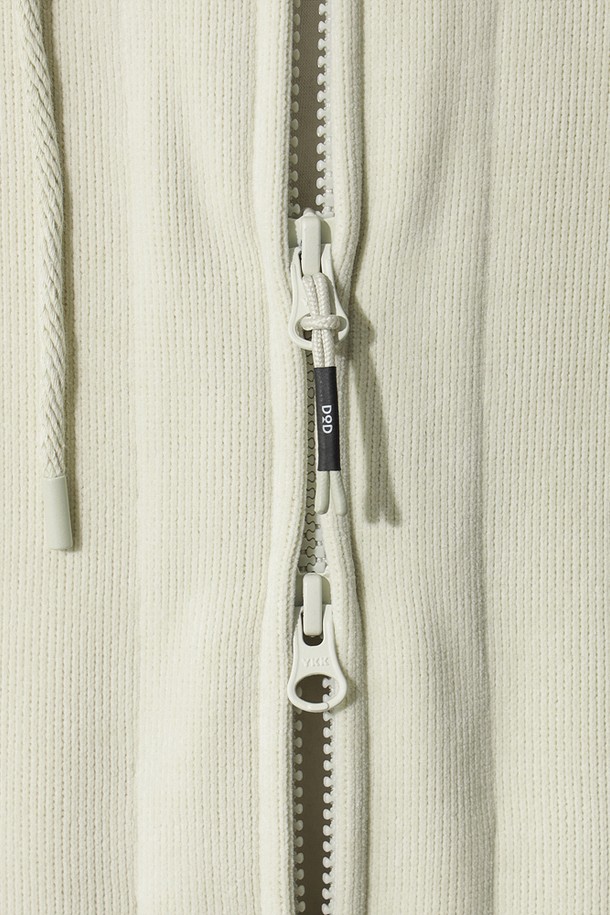 유니) 스테이웜 후드 집업 자켓(IVORY DARK)은 가을, 겨울철 일상과 캠핑, 산책룩에 어울리는 유니섹스 후드 집업 자켓입니다. 부드러운 촉감과 두꺼운 두께로 보온성을 높였으며, 캐주얼하고 베이직한 스타일을 연출합니다. 아이보리 색상의 무지 디자인으로 미니멀한 스타일을 선호하는 분들께 적합합니다. 긴 소매와 레귤러핏으로 편안하게 착용 가능하며, 집업 형태로 간편하게 여밀 수 있습니다. 후드 디테일이 있어 더욱 따뜻하고 실용적인 아이템입니다.
