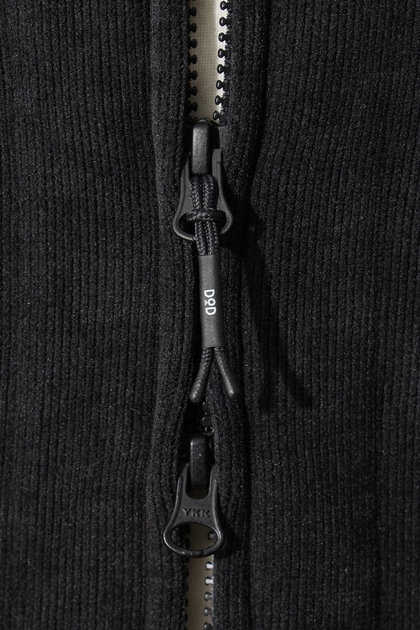 유니) 스테이웜 후드 집업 자켓(D.CHARCOAL GREY)은 다크 차콜 그레이 컬러의 유니섹스 후드 집업 자켓입니다. 가을과 겨울에 적합한 두꺼운 두께감으로 보온성을 높였으며, 캐주얼, 스포티, 미니멀 스타일을 모두 소화할 수 있습니다. 일상복은 물론 캠핑룩, 집콕룩으로도 활용하기 좋습니다. 레귤러핏에 무지 디자인으로 어떤 스타일에도 쉽게 매치할 수 있으며, 긴 소매와 집업 여밈 방식으로 편안하게 착용 가능합니다.
