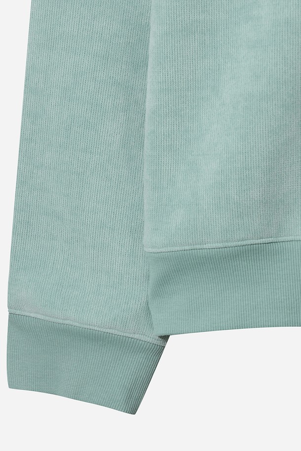 유니) 스테이웜 에센셜 맨투맨(L.SKYBLUE)은 부드러운 면 소재에 기모 안감을 더해 보온성을 극대화한 제품입니다. 라이트 스카이블루 색상의 무지 디자인으로, 스포티하면서도 미니멀한 스타일을 연출합니다. 레귤러핏 라운드넥 긴소매 맨투맨으로 일상과 스포츠 활동 모두에 적합합니다. 특히, 쌀쌀한 가을, 겨울철 출근룩에 따뜻함과 편안함을 더해줍니다. 스테이웜 기능성을 갖춰 추운 날씨에도 쾌적하게 착용할 수 있습니다.
