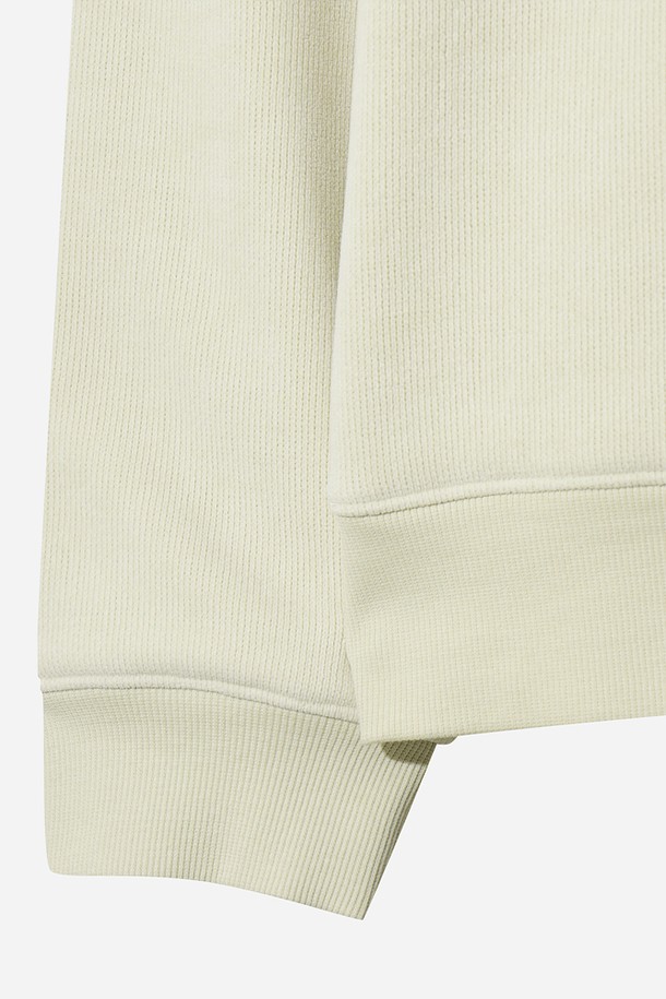 유니) 스테이웜 에센셜 맨투맨(IVORY DARK)은 가을, 겨울 시즌에 따뜻하게 착용할 수 있는 유니섹스 맨투맨입니다. 아이보리 컬러의 무지 디자인으로, 베이직하고 스포티한 스타일을 연출하기 좋습니다. 두꺼운 두께감과 부드러운 촉감의 면 소재에 기모 안감으로 보온성을 높였습니다. 레귤러핏 라운드넥 디자인으로, 출근룩이나 캠핑룩 등 다양한 TPO에 캐주얼, 미니멀, 스포티하게 활용할 수 있습니다. 스테이웜 기능으로 추운 날씨에도 따뜻함을 유지해줍니다.
