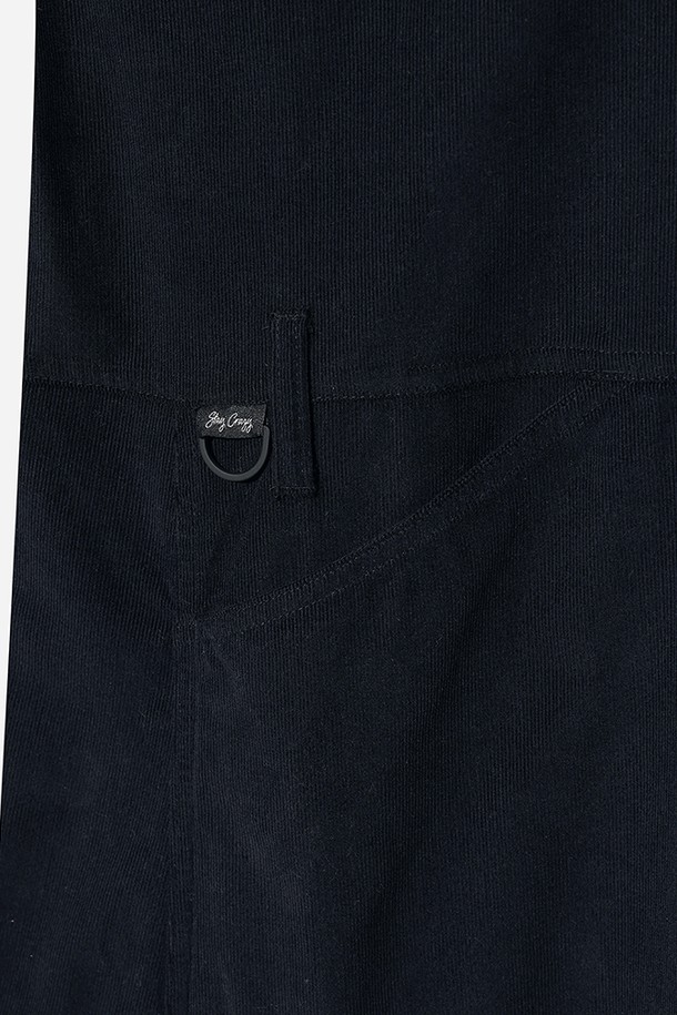 **여성) 코듀로이 셔츠 원피스(NAVY)**

가을과 겨울, 포근함을 선사할 여성 코듀로이 셔츠 원피스입니다. 네이비 컬러의 무지 디자인으로, 캐주얼하고 베이직한 스타일을 연출합니다. 셔츠 디테일과 버튼다운 디자인이 돋보이며, A라인 핏으로 여성스러운 실루엣을 강조합니다. 두꺼운 코듀로이 소재와 긴 소매 기장으로 따뜻함을 더하며, 출근룩과 모임룩 등 다양한 TPO에 활용 가능합니다. 레귤러핏으로 제작되어 편안한 착용감을 제공합니다.
