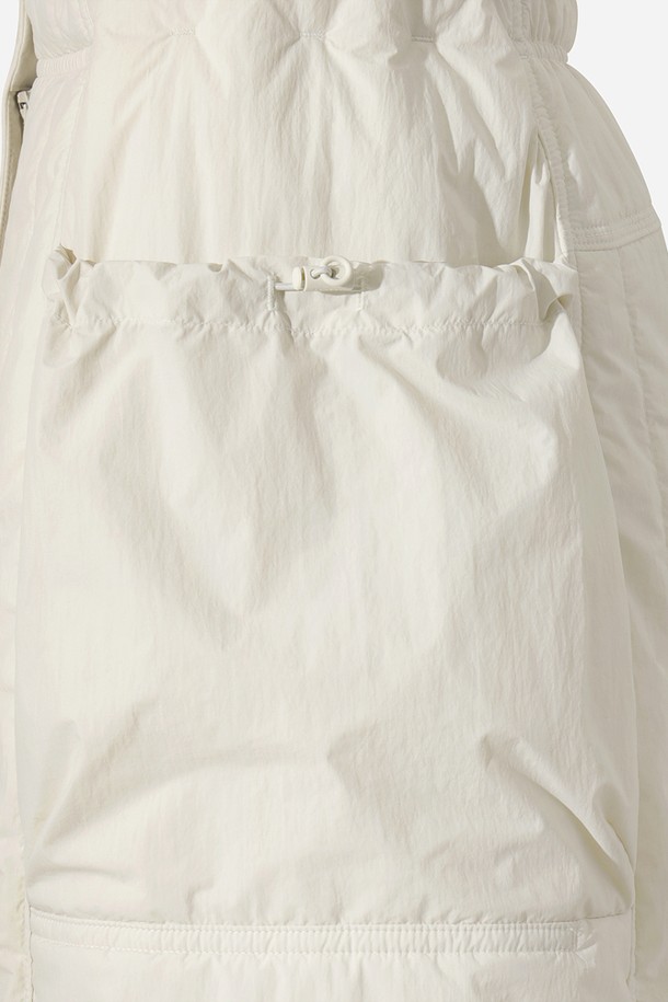 포근함과 스타일을 모두 갖춘 여성 에어로겔 패딩 스커트(아이보리)입니다. 뛰어난 보온성을 자랑하는 에어로겔 충전재를 사용하여, 겨울철에도 따뜻하고 쾌적하게 착용할 수 있습니다. A라인 핏과 미니멀한 디자인으로 캐주얼, 고프코어 스타일 모두 소화 가능하며, 산책룩이나 여행룩에 잘 어울립니다. 가볍고 부드러운 나일론, 폴리에스터 혼방 소재로 제작되어 편안한 착용감을 선사하며, 전면 포켓 디테일로 실용성을 더했습니다. 우수한 단열성으로 체온을 안정적으로 유지해주는 기능성 패딩 스커트입니다.
