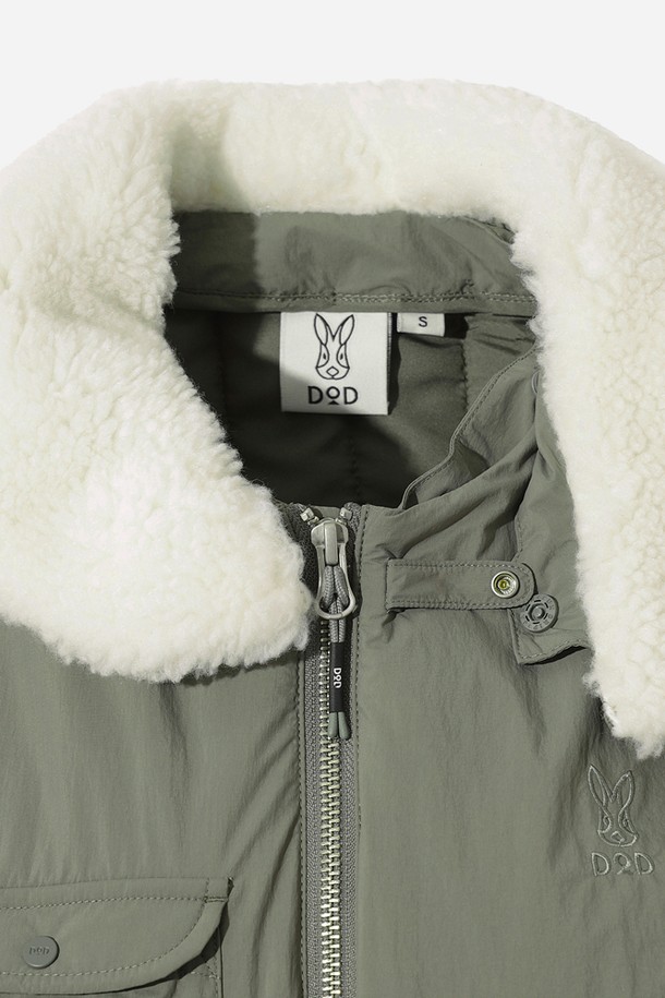 여성) 에어로겔 패딩 베스트(L.CHARCOAL GREY)는 겨울철 보온성을 책임지는 캐주얼 스타일의 패딩 베스트입니다. 
차콜 그레이 컬러의 무지 디자인으로 어떤 룩에도 쉽게 매치할 수 있으며, 일상과 아웃도어 활동 모두에 적합합니다. 
HEATLOCK AERO AEROGEL 기술을 적용하여 뛰어난 단열 및 경량성을 자랑하며, 부드러운 촉감의 안감과 두꺼운 두께감으로 따뜻함을 더했습니다. 
플리스 탈부착이 가능하며, 아웃포켓 디자인으로 실용성을 높였고, 스커트와 셋업하여 다양한 스타일을 연출할 수 있습니다. 
캠핑룩, 미니멀, 클래식 스타일을 즐겨 입는 여성분들께 추천합니다.
