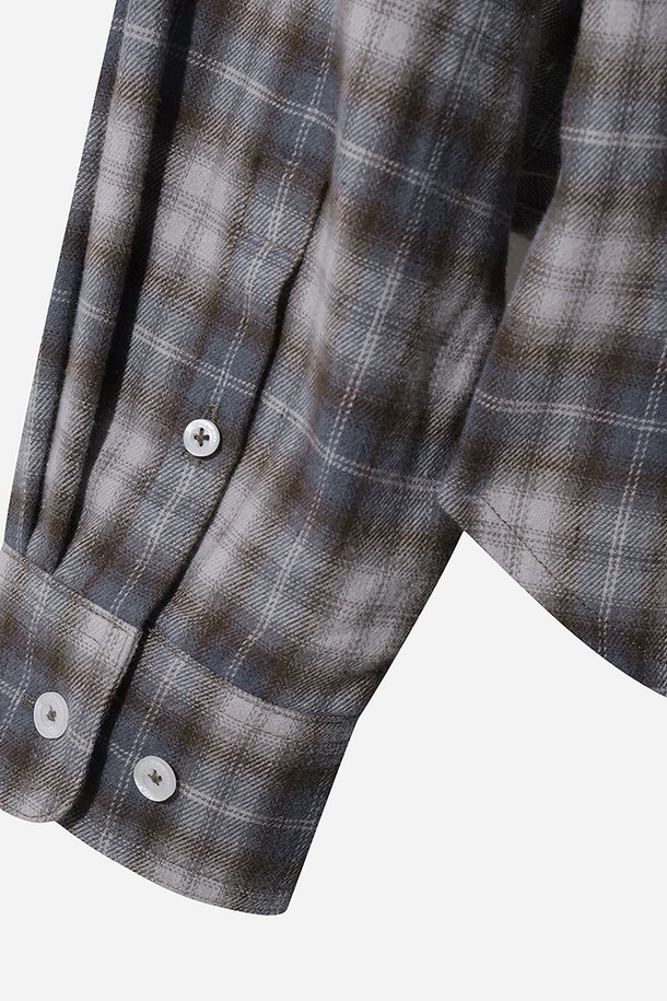 여성) 타탄 체크 셔츠(MULTI)는 가을, 겨울 시즌에 어울리는 클래식하고 빈티지한 스타일의 크롭핏 셔츠입니다. 면 소재로 제작되어 부드러운 촉감을 선사하며, 멀티 컬러의 타탄 체크 패턴이 특징입니다. 일상, 캠핑, 아웃도어 활동에 적합하며, 브러싱 가공 처리와 등판 벤틸레이션 디테일, 아웃도어 활동성 강화를 위한 기능성을 갖추었습니다. 캠핑룩, 캐주얼룩, 레트로 스타일을 연출하기에 좋은 아이템입니다. 긴소매 디자인으로 보온성을 더했습니다.
