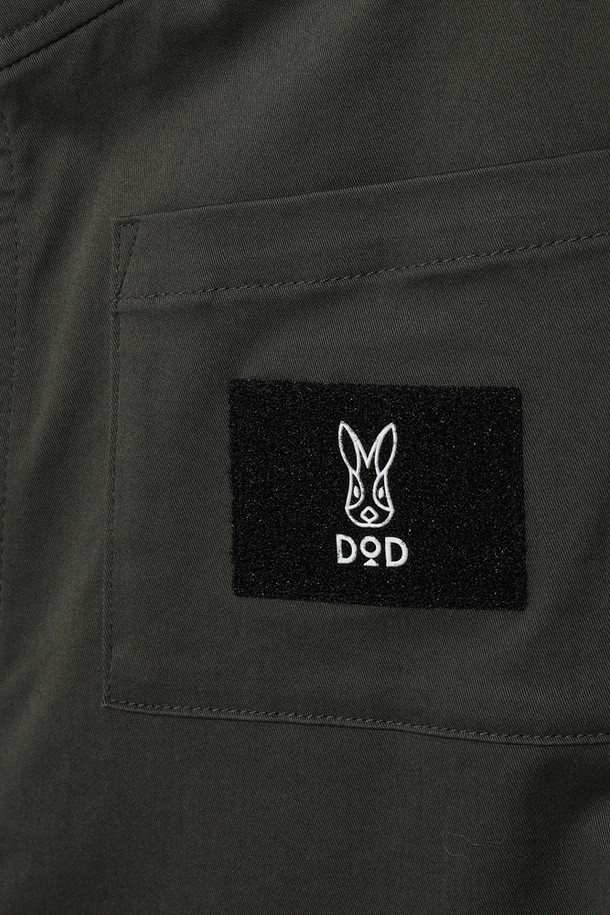 여성) 유틸리티 오버롤 원피스(D.CHARCOAL GREY)는 캐주얼, 미니멀, 워크웨어 스타일을 아우르는 오버롤 원피스입니다. 다크차콜그레이 색상으로, 봄, 가을에 데일리룩이나 캠핑룩으로 활용하기 좋습니다. 면과 폴리우레탄 혼방 소재로 제작되어 편안한 착용감을 선사하며, 신축성 있는 원단과 스퀘어넥 디자인으로 활동성을 높였습니다. 어깨 스트랩 조절이 가능하며, 실용적인 포켓 디테일이 돋보입니다. 오버핏으로 편안하게 착용할 수 있는 민소매 원피스입니다.
