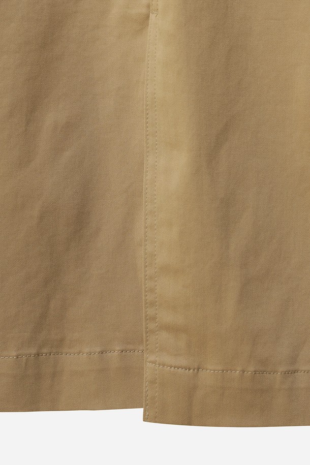 여성) 유틸리티 오버롤 원피스(TAN)는 데일리룩과 캠핑룩에 활용하기 좋은 오버롤 원피스입니다. 스퀘어넥 디자인에 민소매 기장으로 시원하게 착용 가능하며, 레귤러핏으로 편안한 착용감을 선사합니다. 면과 폴리우레탄 혼방 소재로 제작되어 신축성이 뛰어나 활동성을 높였습니다. 조절 가능한 어깨 스트랩과 실용적인 디테일이 돋보이며, 무지 디자인과 깔끔한 실루엣으로 미니멀, 워크웨어 스타일을 연출할 수 있습니다. 봄, 여름, 가을 시즌에 활용하기 좋은 아이템입니다.
