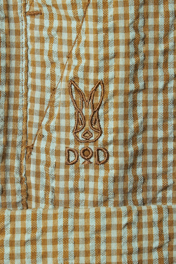 유니) 올데이체크 반바지(BROWN)는 여름철 시원하게 입기 좋은 캐주얼 반바지입니다. 브라운 컬러의 체크 패턴이 돋보이며, 레귤러핏과 세미오버 핏으로 편안한 착용감을 선사합니다. 통기성이 우수한 시어서커 소재로 제작되어 쾌적함을 유지하며, 아웃포켓 디테일로 실용성을 더했습니다. 가볍고 몸에 달라붙지 않아 캠핑, 여행, 휴가 등 다양한 TPO에 활용하기 좋습니다. 미니멀, 리조트 스타일을 즐기는 분들께 추천합니다.
