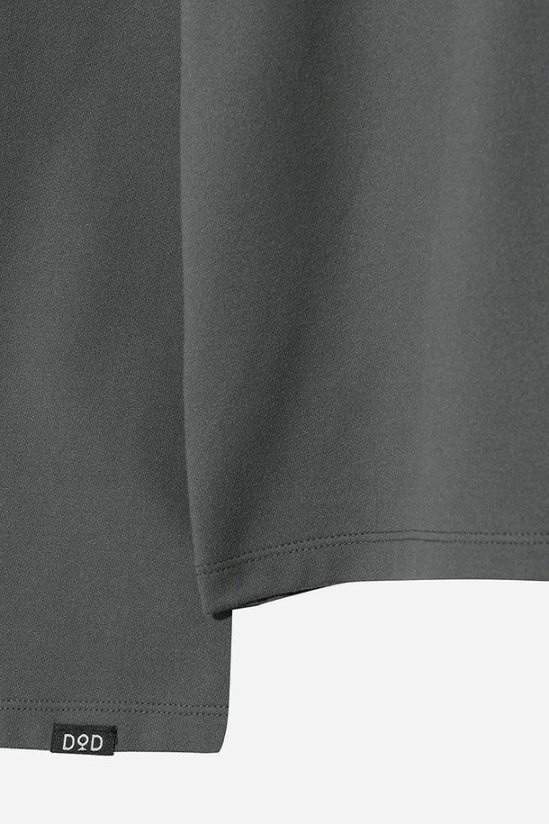 남성용 에센셜 모크넥 긴팔 티셔츠(CHARCOAL)입니다. 가을, 겨울 시즌에 어울리는 차콜 색상의 레귤러핏 긴팔 티셔츠로, 베이직하고 스포티한 스타일을 연출합니다. 출근룩은 물론 일상생활과 스포츠 활동에도 적합하게 디자인되었습니다. 모크넥 디자인과 무지 패턴으로 미니멀하고 세련된 느낌을 선사하며, 레귤러 기장으로 편안한 착용감을 제공합니다.
