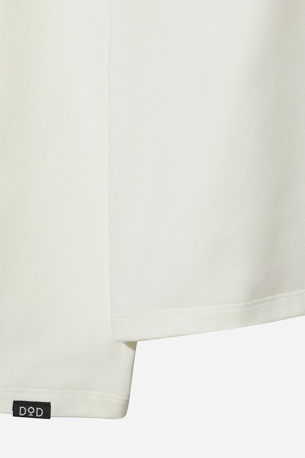 남성용 에센셜 모크넥 긴팔 티셔츠(OFF WHITE 2)입니다. 베이직하고 스포티한 스타일로 일상과 스포츠 활동 모두에 적합합니다. 부드러운 면 소재로 제작되어 흡습성이 뛰어나며, 레귤러핏으로 편안한 착용감을 선사합니다. 오프화이트 컬러의 무지 디자인에 모크넥으로 깔끔함을 더했습니다. 봄, 가을, 겨울 계절에 활용하기 좋은 긴소매 티셔츠입니다.
