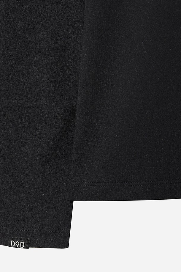 남성용 에센셜 모크넥 긴팔 티셔츠(블랙)입니다. 레귤러핏으로 제작되어 편안한 착용감을 제공하며, 봄, 가을, 겨울 세 계절 모두 활용 가능한 실용적인 아이템입니다. 일상복은 물론, 피트니스룩으로도 적합하여 다용도로 활용할 수 있습니다. 스포티하면서도 미니멀한, 그리고 캐주얼한 스타일을 연출하기 좋습니다. 무지 디자인의 블랙 컬러로 어떤 옷에도 쉽게 매치할 수 있어 활용도가 높습니다.
