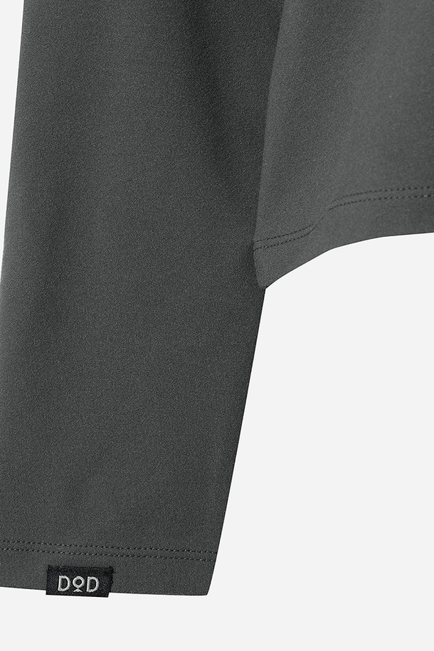 이 여성 에센셜 모크넥 긴팔 티셔츠(CHARCOAL)는 가을, 겨울철 피트니스룩과 일상 룩에 모두 활용하기 좋은 제품입니다. 스포티하면서도 미니멀한 스타일을 추구하는 여성에게 적합하며, 차콜 컬러의 무지 디자인으로 어떤 하의와도 잘 어울립니다. 모크넥 디자인과 긴소매 기장으로 보온성을 높였으며, 에센셜 라인으로 제작되어 기본적인 데일리 아이템으로 활용하기 좋습니다.
