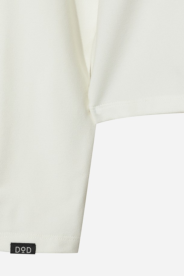 여성용 에센셜 모크넥 긴팔 티셔츠(OFF WHITE 2)입니다. 부드러운 면 소재로 제작되어 편안한 착용감을 선사하며, 레귤러핏으로 제작되어 다양한 체형에 잘 어울립니다. 베이직하고 스포티한 스타일 연출에 용이하며, 봄, 가을, 겨울 시즌에 활용하기 좋습니다. 흡습 기능이 있어 스포츠 활동 시에도 쾌적함을 유지하며, 피트니스룩 또는 산책룩으로 활용하기 좋습니다. 무지 디자인과 오프화이트 컬러로 미니멀하고 세련된 스타일을 완성해 보세요.
