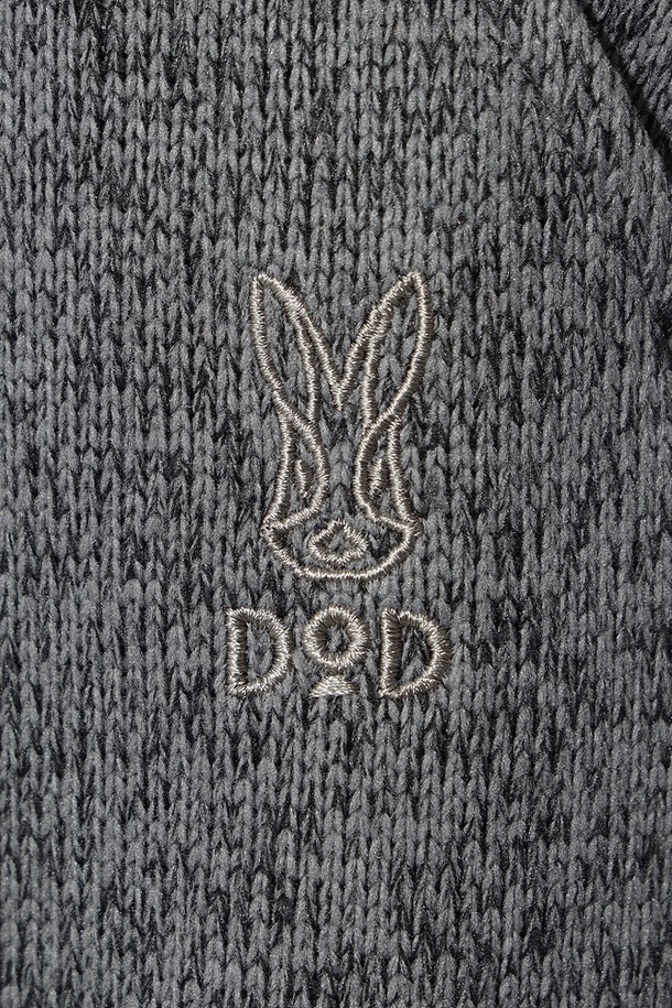 **여성) 템프니트 스커트(D.CHARCOAL GREY)**

가을과 겨울에 어울리는 여성용 템프니트 스커트입니다. 부드러운 촉감의 두꺼운 니트 소재로 제작되어 따뜻하고 편안한 착용감을 선사합니다. 미니멀하고 베이직한 디자인에 다크차콜그레이 컬러로, 출근룩이나 데이트룩 등 다양한 TPO에 활용 가능합니다. H라인의 슬림핏 미니스커트로, 밴딩 디테일이 더해져 편안함과 스타일리시함을 동시에 만족시킵니다. 미니멀, 클래식, 시크한 스타일을 연출하기에 좋은 아이템입니다.
