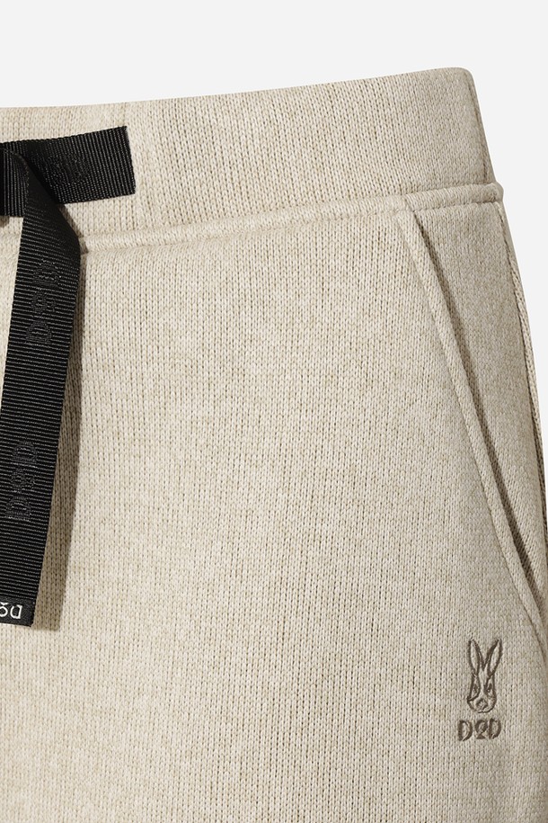 **여성) 템프니트 스커트(아이보리)**

부드러운 촉감의 여성용 템프니트 스커트입니다. 따뜻하고 두꺼운 두께감으로 가을, 겨울에 착용하기 좋으며, H라인 핏으로 레귤러핏을 선사합니다. 미디 기장의 아이보리 컬러 무지 스커트로, 미니멀하고 베이직한 스타일을 연출할 수 있습니다. 벨트 디테일이 있어 출근룩을 포함한 다양한 일상 룩에 활용하기 좋습니다.
