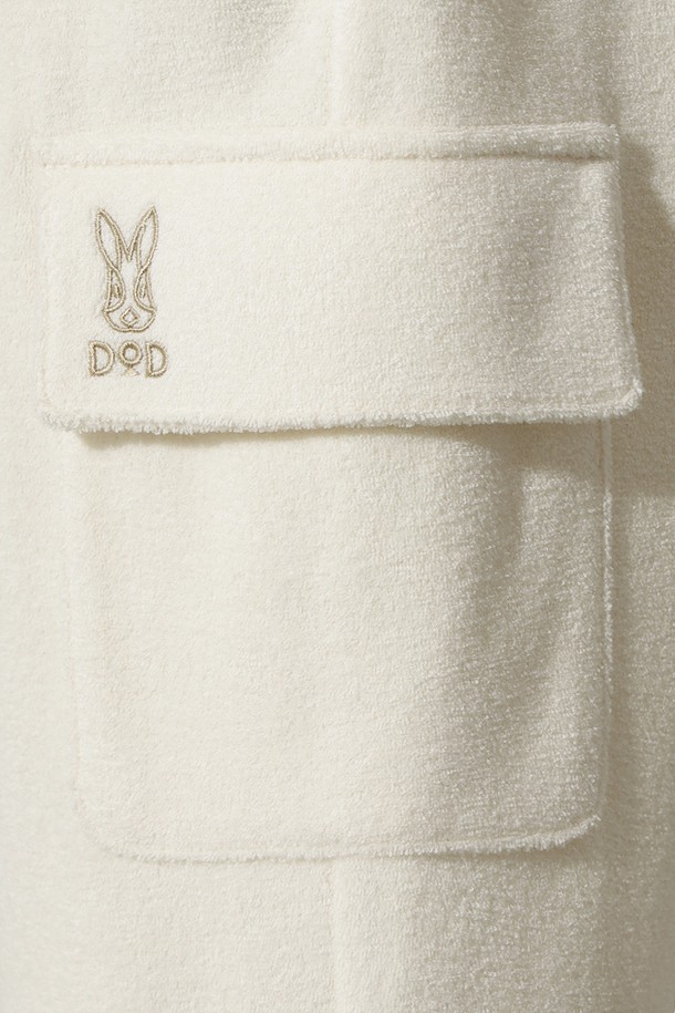 **여성) 테리업 에센셜 팬츠(IVORY)**는 부드러운 테리 소재로 제작되어 편안한 착용감을 선사합니다. 아이보리 컬러의 무지 디자인에 루즈핏으로 제작되어 스포티하면서도 캐주얼한 스타일을 연출합니다. 허리 밴딩과 카고 포켓 디테일이 특징이며, 여름철 휴가룩 또는 피트니스룩으로 활용하기 좋습니다. 활동적인 일상에 미니멀한 감각을 더해주는 반바지입니다.
