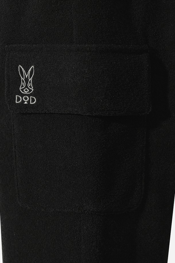 **여성) 테리업 에센셜 팬츠(BLACK)**는 피트니스 활동과 일상생활 모두에 적합한 여성용 반바지입니다. 부드러운 촉감의 폴리에스테르 소재로 제작되어 봄, 여름, 가을 계절에 얇고 편안하게 착용할 수 있습니다. 스포티한 스타일을 연출하며, 무지 디자인과 레귤러핏으로 베이직하면서도 활동적인 느낌을 줍니다. 신축성 있는 밴딩 처리로 편안한 착용감을 제공하며, 피트니스룩을 완성하기에 좋습니다.
