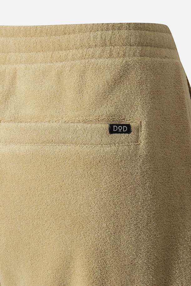 남성 테리업 에센셜 팬츠 남자(TAN)는 부드러운 면 소재로 제작되어 편안한 착용감을 선사하는 반바지입니다. 베이지 색상의 루즈핏 디자인으로, 일상과 스포츠 활동 모두에 활용 가능한 실용적인 제품입니다. 봄, 여름, 가을 계절에 적합하며, 캐주얼, 스포티, 미니멀 스타일을 연출하기 좋습니다. 허리 밴딩 처리와 측면 포켓 디테일이 특징이며, 휴가룩으로도 손색없는 아이템입니다. 얇은 두께감으로 시원하게 즐길 수 있습니다.
