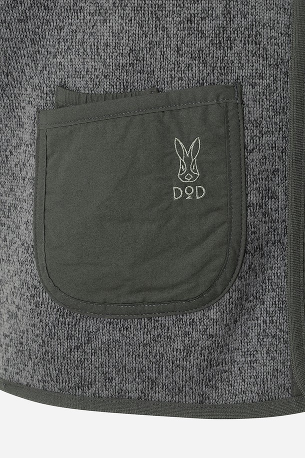 **여성) 템프니트 베스트(D.CHARCOAL GREY)**

가을과 겨울에 따뜻하게 입을 수 있는 여성용 '템프니트' 베스트입니다. 다크차콜그레이 컬러의 무지 디자인으로, 베이직하고 캐주얼한 스타일을 연출하기 좋습니다. 부드러운 촉감의 울 소재로 제작되었으며, 레귤러핏 라운드넥 민소매 디자인으로 다양한 스타일링에 활용할 수 있습니다. 출근룩이나 모임룩 등 TPO에 맞춰 캐주얼, 클래식, 미니멀 무드로 연출해보세요. 포켓 디테일이 있어 실용성을 더했습니다.
