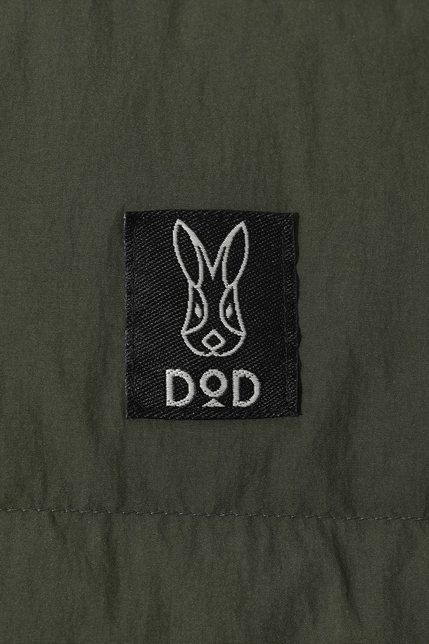 유니(UNI) 코나 라이트 D7 스탠넥 다운 재킷은 일상, 스포츠 활동에 적합한 유니섹스 다운 재킷입니다. 스포티하면서도 캐주얼한 스타일로, 등산룩, 캠핑룩, 고프코어 스타일을 연출하기 좋습니다. 두께감 있는 나일론 소재로 제작되어 부드러운 촉감을 제공하며, 보온성과 경량성을 갖춘 겨울철 필수 아이템입니다. 차분한 카키 컬러와 무지 디자인으로 어떤 옷에도 쉽게 매치할 수 있으며, 크롭 기장과 레귤러핏으로 트렌디한 스타일을 완성합니다. 집업 방식과 긴 소매, 스탠넥 디자인으로 보온성을 높였습니다.
