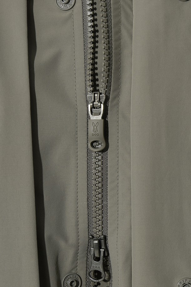 여성) 하우웨더 2L 재킷 (DARK BEIGE)은 하이킹, 아웃도어 활동에 적합한 여성용 자켓입니다. 다크 베이지 컬러의 무지 디자인으로, 봄, 가을 간절기에 활용하기 좋습니다. 레귤러 핏에 얇은 두께감으로 편안하며, 집업 스타일과 후드, 방수 기능이 더해져 스포티한 스타일을 연출합니다. 나일론 소재로 제작되어 방수 및 방풍 기능이 뛰어나고, 긴 소매 기장으로 활동성을 높였습니다. 등산룩, 여행룩, 캠핑룩 등 다양한 TPO에 스포티, 고프코어, 캐주얼 스타일로 코디할 수 있습니다.
