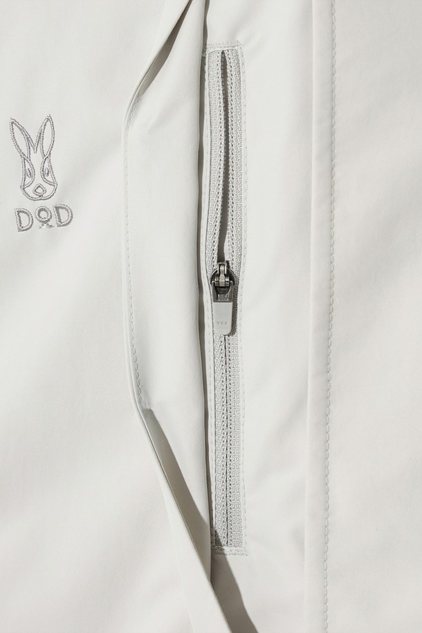 여성용 하우웨더 2L 재킷(아이보리 다크)입니다. 봄, 가을 시즌에 적합하며, 아웃도어 활동과 일상생활 모두에서 활용 가능한 방수, 방풍 기능의 재킷입니다. 레귤러핏으로 편안하게 착용 가능하며, 레귤러 기장의 긴소매 디자인입니다. 아이보리 컬러의 무지 디자인으로 캐주얼, 스포티, 미니멀 스타일을 모두 소화할 수 있습니다. 여행룩, 산책룩에 매치하여 스타일리시하게 연출해보세요.
