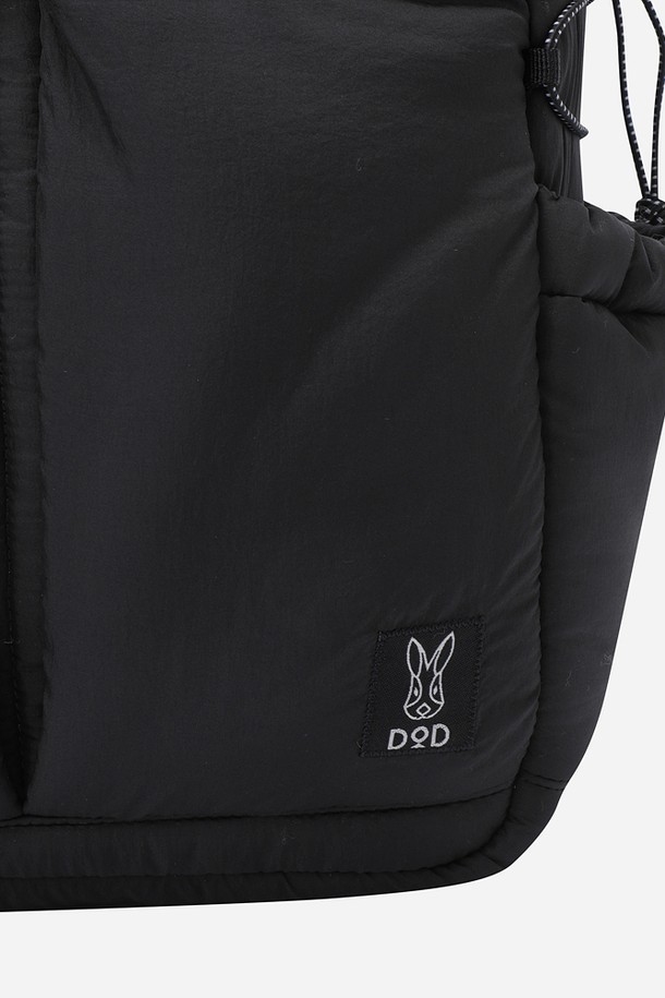 키노코 패딩 토트백(BLACK)은 남성을 위한 미디엄 사이즈 토트백입니다. 블랙 컬러의 무지 디자인에 나일론과 패딩 소재를 사용하여 미니멀하고 시크한 스타일을 연출합니다. 사각형 모양으로 수납 기능을 갖췄으며, 지퍼형 잠금 방식으로 내용물을 안전하게 보관할 수 있습니다. 숄더 스트랩이 있어 편리하며, 출근룩에 클래식한 분위기를 더해줍니다.
