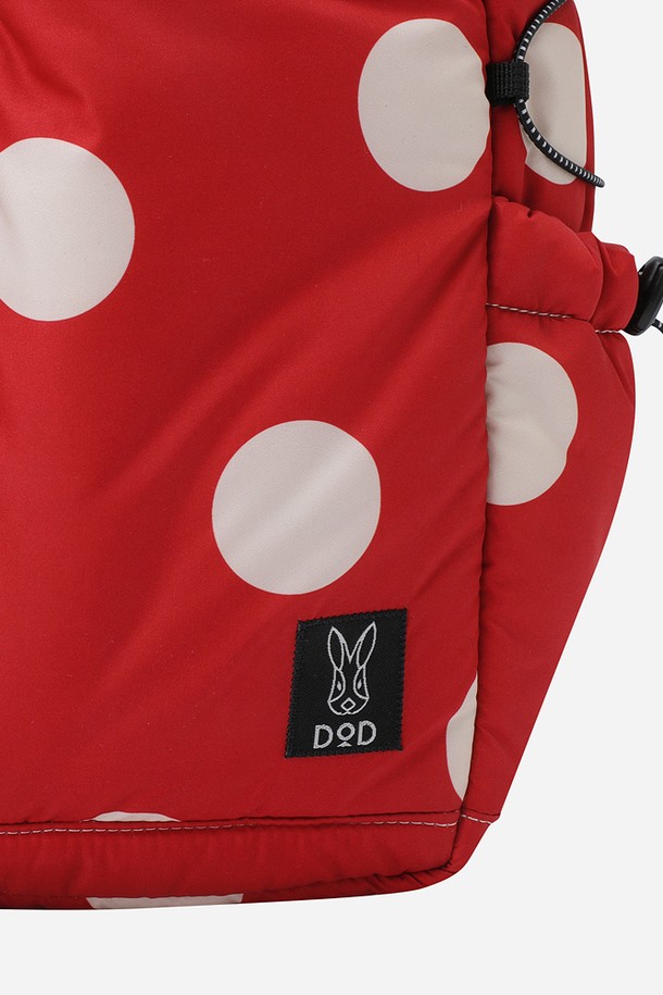 키노코 패딩 토트백(RED)은 캐주얼, 미니멀, 스포티 스타일을 즐겨 입는 남성을 위한 가방입니다. 여행, 휴가, 데이트룩에 어울리는 디자인으로, 부드러운 패딩 소재와 사랑스러운 도트 패턴이 특징입니다. 미디엄 사이즈의 사각 토트백으로, 숄더 스트랩과 지퍼형 잠금 방식으로 실용성을 더했습니다. 레드와 화이트 컬러 배색으로 산뜻함을 더했으며, 패딩 디테일이 돋보이는 디자인입니다. 가볍고 편안하게 들 수 있어 데일리백으로 활용하기 좋습니다.
