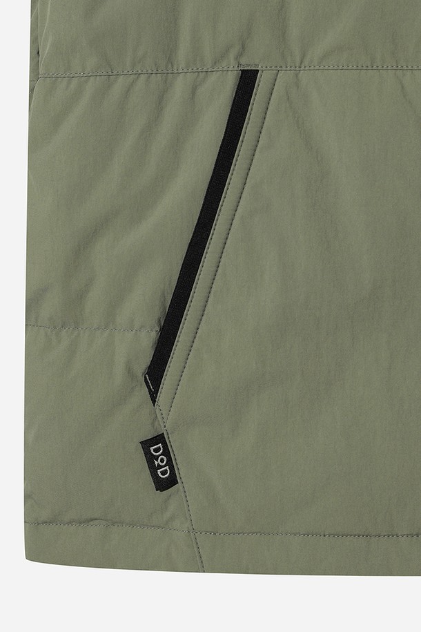 여성용 코나 라이트 D7 다운 재킷(KHAKI)은 일상과 아웃도어 활동 모두에 적합한 겨울철 필수 아이템입니다. 부드러운 촉감의 나일론 소재를 사용하여 편안한 착용감을 제공하며, 두꺼운 두께감으로 뛰어난 보온성을 자랑합니다. 경량 설계와 레귤러핏 디자인으로 활동성을 높였으며, 스포티하고 캐주얼한 스타일을 연출하기 좋습니다. 무지 디자인에 크롭 기장, 긴 소매와 스냅 여밈 방식을 적용하여 미니멀하면서도 세련된 분위기를 더합니다. 방풍 기능까지 갖춰 추운 날씨에도 따뜻하고 스타일리시하게 연출할 수 있습니다.
