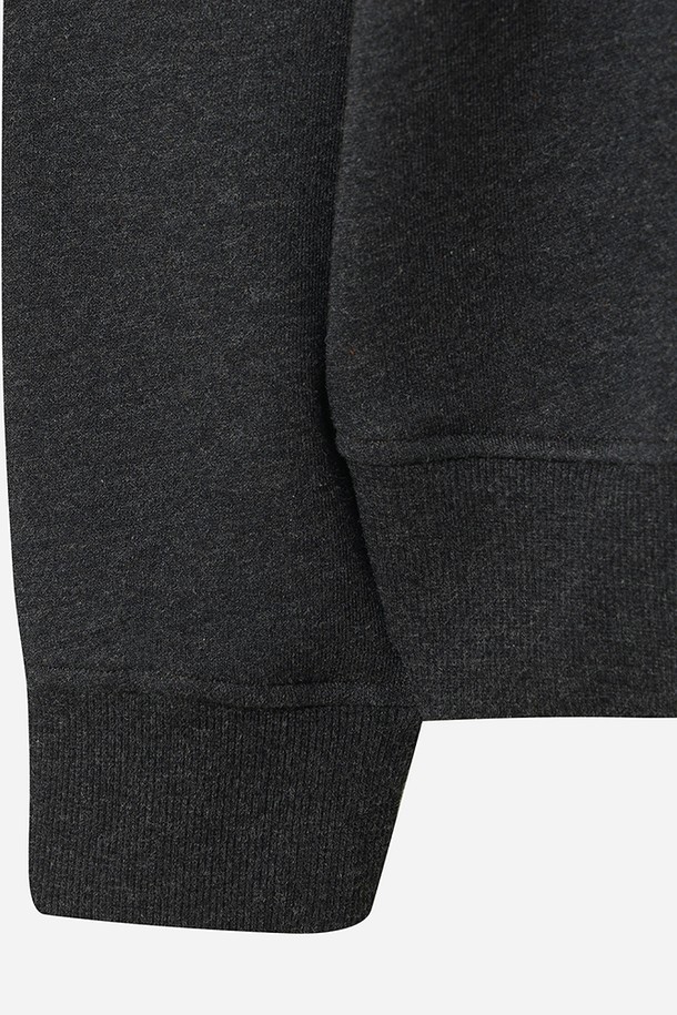 유니) 트리플 컬러 스웻 맨투맨(DARK MELANGE)은 부드러운 면 소재로 제작되어 편안한 착용감을 선사합니다. 다크 멜란지 컬러에 트리플 컬러 디테일이 더해져 스포티하면서도 캐주얼한 스타일을 연출합니다. 레귤러핏으로 제작되었으며, 라운드넥과 긴 소매 기장으로 간절기부터 겨울까지 폭넓게 활용 가능합니다. 일상생활에서 미니멀하고 세련된 스타일을 연출하고 싶은 분들께 추천합니다. 두께감 있는 소재로 제작되어 따뜻하게 착용할 수 있습니다.
