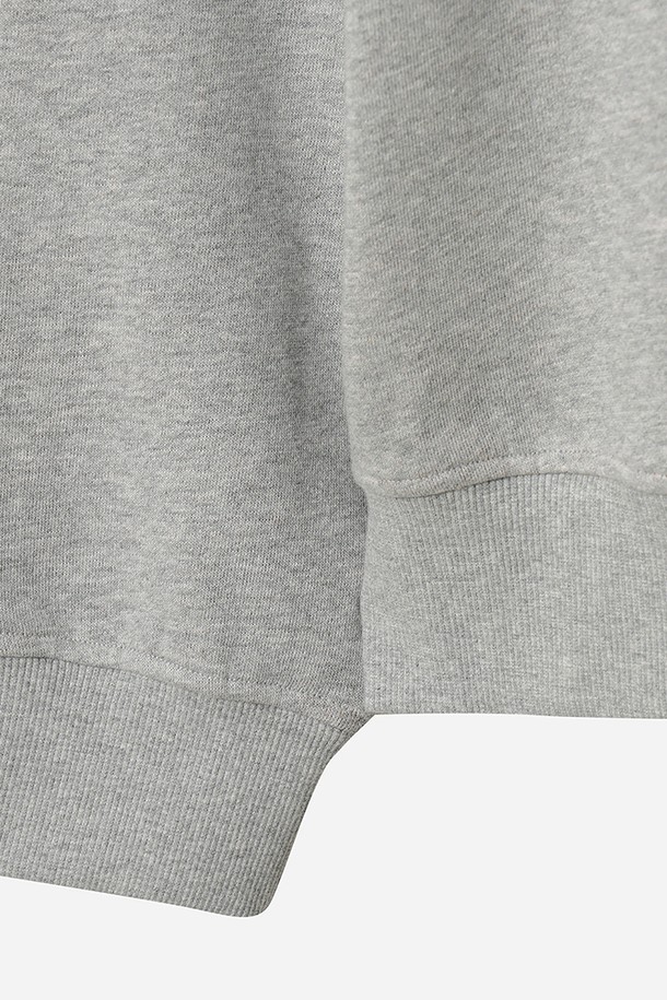 유니) 트리플 컬러 스웻 맨투맨(MELANGE GREY STANDARD)은 멜란지 그레이 컬러의 유니섹스 맨투맨입니다. 면 소재로 제작되어 부드러운 촉감을 선사하며, 레귤러핏과 라운드넥 디자인으로 편안한 착용감을 제공합니다. 봄, 가을, 겨울 세 계절 모두 활용 가능하며, 일상 및 스포츠 활동에 적합합니다. 캐주얼, 스포티, 미니멀 스타일을 모두 소화할 수 있으며, 출근룩과 캠핑룩에도 활용하기 좋습니다. 트리플 컬러 디자인이 특징이며, 긴 소매 기장의 레귤러 기장 상의입니다.
