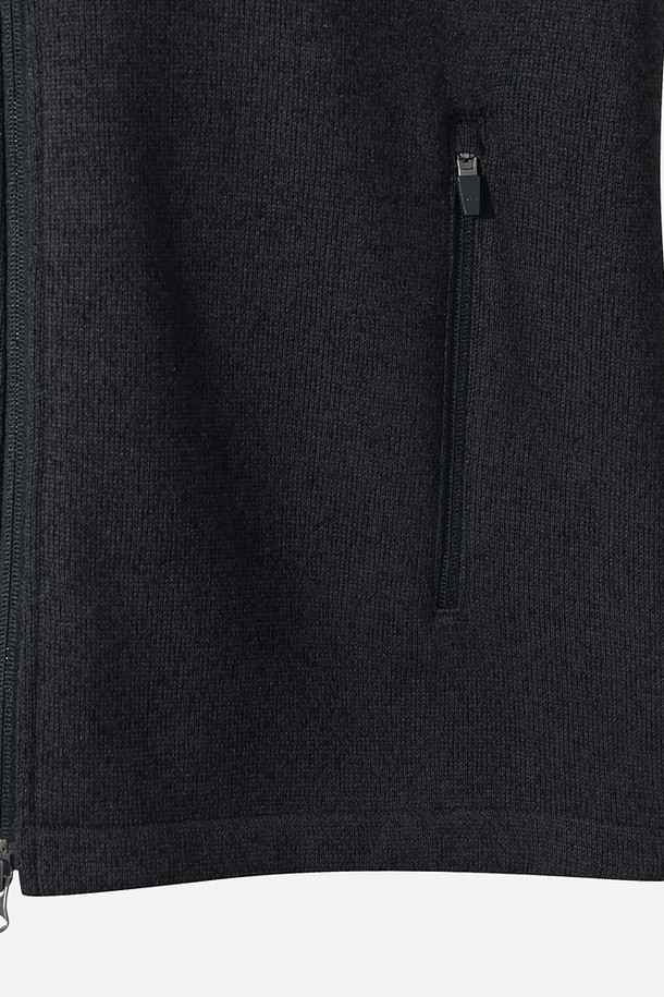 **남성) 템프니트 집업 재킷(BLACK)**

부드러운 촉감의 니트 소재로 제작된 남성용 집업 재킷입니다. 일상과 가벼운 스포츠 활동에 모두 적합하며, 봄, 가을 간절기에 활용하기 좋습니다. 심플한 디자인과 레귤러핏으로 스포티, 캐주얼, 미니멀 스타일을 연출할 수 있습니다. 얇은 두께감으로 편안하게 착용 가능하며, 보온 기능도 갖추었습니다. 블랙 컬러의 무지 디자인으로 어떤 옷에도 쉽게 매치할 수 있는 실용적인 아이템입니다.
