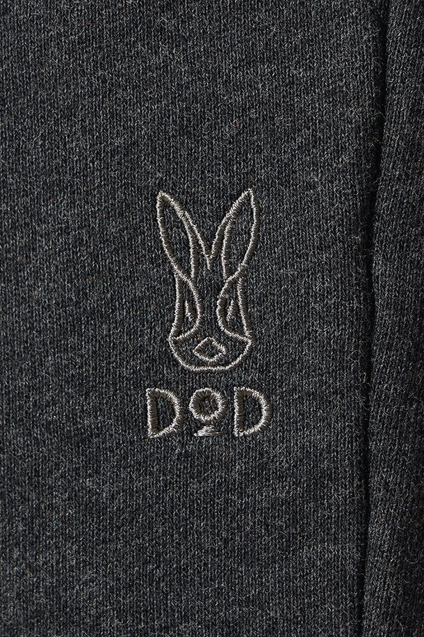 유니) 트리플 컬러 레귤러핏 스웻 팬츠(DARK MELANGE)는 부드러운 면 소재로 제작되어 편안한 착용감을 선사합니다. 다크 멜란지 컬러의 무지 디자인으로, 캐주얼 및 스포티 스타일을 모두 소화할 수 있습니다. 넉넉한 레귤러핏으로 활동성을 높였으며, 허리 밴딩과 조절끈으로 편안한 착용감을 제공합니다. 봄, 가을, 겨울 계절에 활용 가능하며, 일상 및 스포츠 활동 모두에 적합합니다. 집콕룩, 산책룩으로 활용하기 좋습니다.
