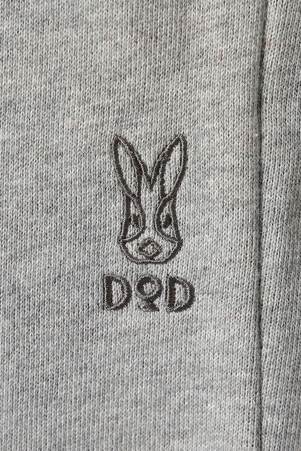 유니) 트리플 컬러 레귤러핏 스웻 팬츠(멜란지 그레이 스탠다드)는 부드러운 면 소재로 제작되어 편안한 착용감을 선사합니다. 멜란지 그레이 컬러에 무지 디자인으로, 캐주얼 및 스포티 스타일을 연출하기 좋습니다. 레귤러핏으로 제작되어 활동성이 높으며, 일상생활은 물론 캠핑룩으로도 활용하기 좋습니다. 봄, 가을, 겨울 계절에 적합하며, 드로우스트링과 밴딩 처리로 편안한 착용감을 제공합니다.
