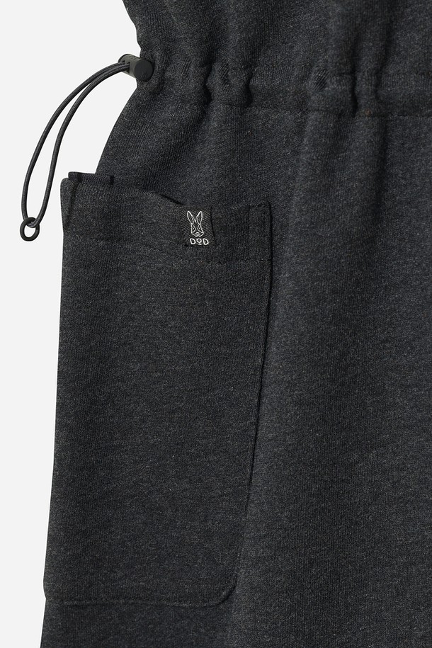 여성) 트리플 컬러 원피스(다크 멜란지)는 봄, 가을에 어울리는 여성용 원피스입니다. 베이직하고 미니멀한 스타일로, 데이트룩과 모임룩에 적합하며, 캐주얼, 클래식 스타일 연출에도 좋습니다. 부드러운 플레어 A라인 치마핏에 7부 소매와 라운드넥 디자인이 특징이며, 하이웨스트 디자인으로 다리가 길어 보이는 효과를 줍니다. 다크 멜란지 컬러의 무지 원피스로, 다양한 스타일을 연출하기 용이합니다.
