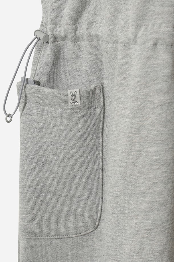 **상품 설명:**

여성) 트리플 컬러 원피스(멜란지 그레이 스탠다드)는 봄, 가을에 어울리는 A라인 핏의 캐주얼 원피스입니다. 멜란지 그레이 컬러의 부드러운 면 소재로 제작되어 편안한 착용감을 선사하며, 7부 소매와 라운드넥 디자인이 특징입니다. 허리 밴딩과 포켓 디테일이 실용성을 더하여 산책룩, 봄 소풍룩 등 다양한 일상 스타일을 연출하기 좋습니다. 무지 디자인으로 미니멀하고 클래식한 분위기를 자아내, 데일리룩으로 활용하기 좋은 아이템입니다. 루즈핏으로 편안하게 착용 가능합니다.
