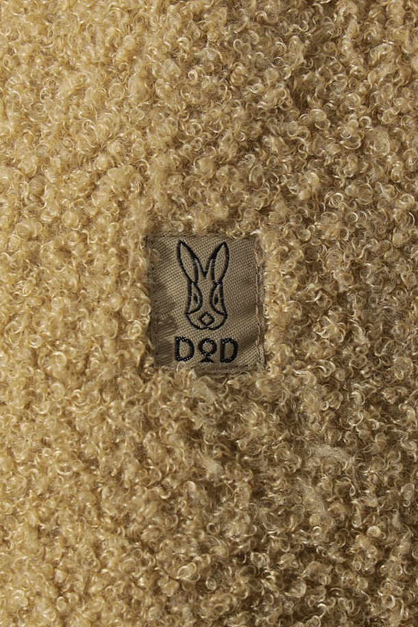 **여성) 플리스 슬리브리스 원피스(TAN)**는 포근한 플리스 소재로 제작되어 가을, 겨울철 따뜻하게 착용할 수 있는 여성용 슬리브리스 원피스입니다. 부드러운 촉감과 루즈핏으로 편안한 착용감을 선사하며, 하프넥 디자인으로 포근함을 더했습니다. 베이직하고 미니멀한 스타일로, 일상 및 캐주얼 룩 연출에 용이하며 집콕룩으로도 활용하기 좋습니다. 톤 다운된 TAN 컬러(베이지)는 어떤 아이템과도 잘 어울려 데일리 원피스로 활용하기 좋습니다. 양 옆 포켓 디테일로 실용성을 더했습니다.
